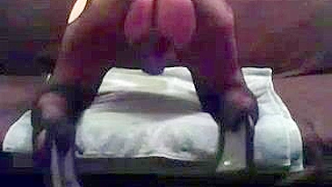 MILF se masturbando com dildo de meia-calça e meias, orgasmo caseiro amador