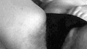 Gordinha Amadora Dedando a Buceta da Puta Hipster até Gozar em Calcinha Caseira!