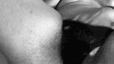 Gordinha Amadora Dedando a Buceta da Puta Hipster até Gozar em Calcinha Caseira!