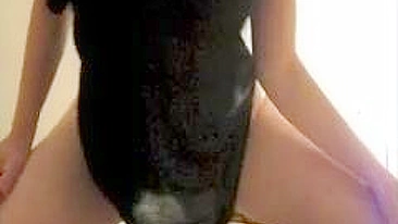 Magrela amadora gozando nos mamilos com consolo e calcinha