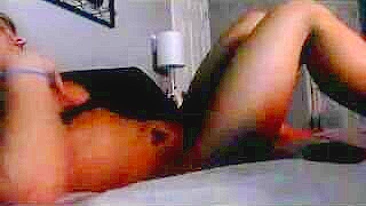 Namorada Peituda Se Masturbando com Dildo - Orgasmo no Sexo por Telefone