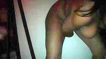 Esposa MILF se masturbando em casa com BBW amadora cavalgando um dildo enorme!