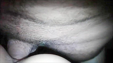 Esposa MILF se masturbando em casa com BBW amadora cavalgando um dildo enorme!