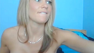 Loira da Faculdade Se Masturba com Peitos Grandes e Consolo Anal!