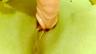 Árabe gordinha amadora se masturbando com consolo em vídeo caseiro