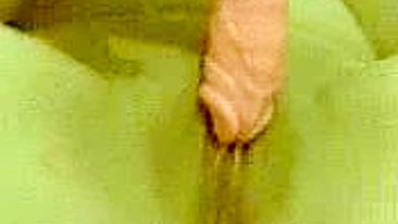 Árabe gordinha amadora se masturbando com consolo em vídeo caseiro