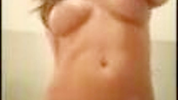 Gata Loira Caseira se Tocando com Peitões e Consolo Grosso!