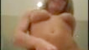 Gata Loira Caseira se Tocando com Peitões e Consolo Grosso!