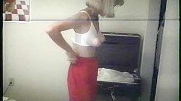MILF Mamãe Peluda se Masturba com Consolo Gigante!