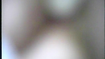MILF Mamãe Peluda se Masturba com Consolo Gigante!