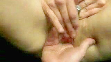 Amadora esguichando na masturbação caseira com dedada e orgasmo