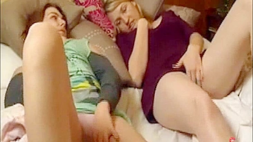 Lésbicas da Facul Se Masturbam e Gozam Juntas em Pornô Caseiro!