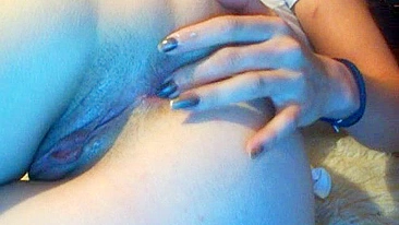 Amadora na Webcam se Masturbando com Dedo no Cu e na Buceta