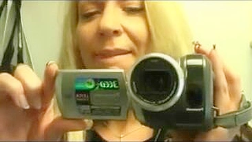 Loira Alemã Amadora Se Masturbando com Dildo no Trem