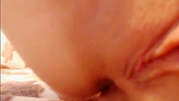 Ruiva amadora se masturbando no cu com dildo na webcam