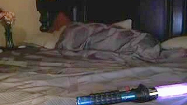 Nerd Safada Se Masturba com Consolos e Óculos na Webcam Caseira