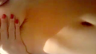 Amadora Peituda se Masturba com Dedos nos Peitões Caseiros