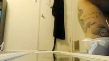 Masturbação no espelho com vibrador e esguicho!