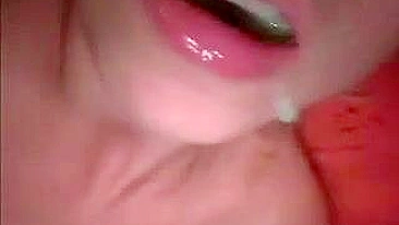 MILF Se Masturbando com Gozada no Rosto e Chupando a Carga Explosiva!