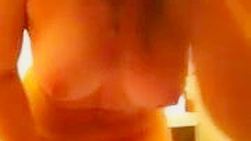 Garota peituda da facul se masturbando em casa com peitões e dedinhos