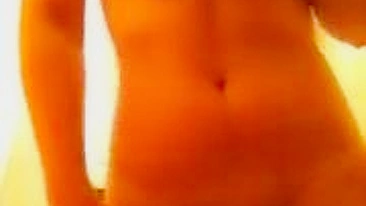 Garota peituda da facul se masturbando em casa com peitões e dedinhos