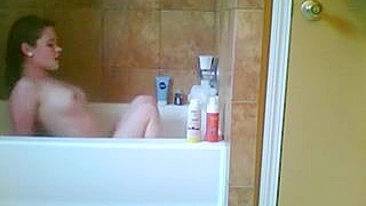 Novinha Magrela de Peitinhos Se Masturba Safada com Consolo Caseiro!