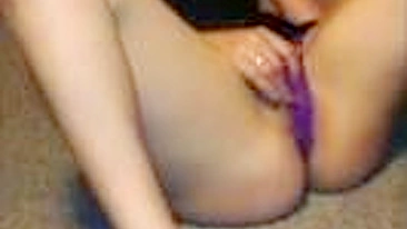 Namorada Amadora Peluda Faz a Buceta Gozar Dedando em Vídeo Caseiro