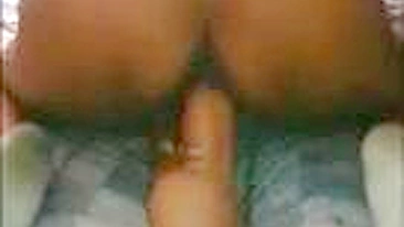 Negra BBW amadora se masturbando com consolo gigante em vídeo caseiro