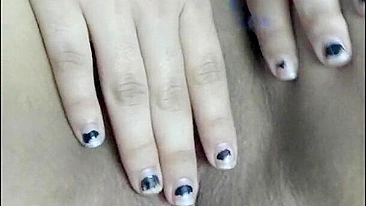 Masturbação no clima de futebol - Gordinha amadora esfrega buceta raspada com dedos