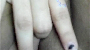 Masturbação no clima de futebol - Gordinha amadora esfrega buceta raspada com dedos