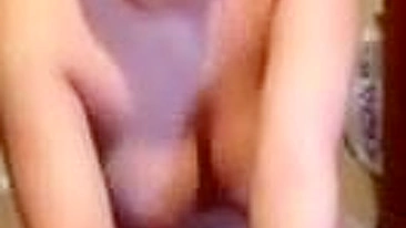 Namorada Mamando e Gozando no Dildo em Cavalgada Amadora