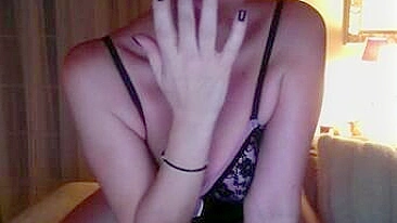 MILF peituda esfregando a buceta até gozar em vídeo caseiro