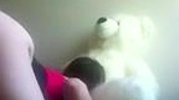 Universitária se Masturbando em Casa com Consolo e Ursinho