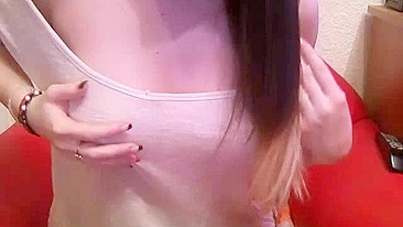 Amadora Morena Se Masturba com Buceta Depilada no Webcam