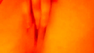 Amadora de Buceta Raspada se Dedando em Vídeo Caseiro