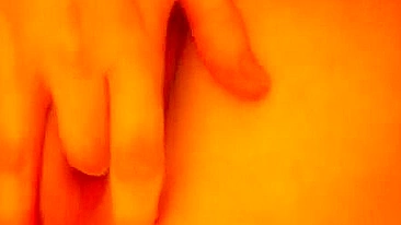 Amadora de Buceta Raspada se Dedando em Vídeo Caseiro