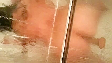 MILF se Masturba com Consolo no Banho, Pornô Amador BBW!