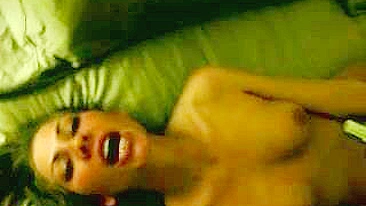 Namorada se Masturbando com Gozada na Boca - Pornô Amador Caseiro