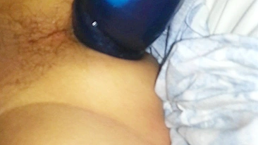 Amadora se masturbando forte com dildo novo grande em vídeo anal caseiro