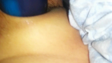 Amadora se masturbando forte com dildo novo grande em vídeo anal caseiro