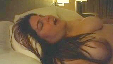 Amadora Gordinha se Masturbando com Peitões e Gozando