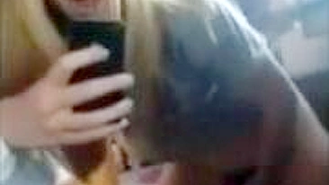 Loirinha Teen Amadora se Masturbando em Casa com Consolo e Escova de Cabelo!