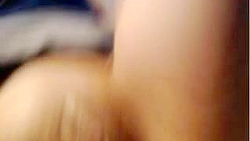 Masturbação pública: morena universitária gozando com dildo no carro