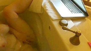 Mãe MILF Gozando Sozinha na Webcam - Amadora Peituda com Gozada Farta!