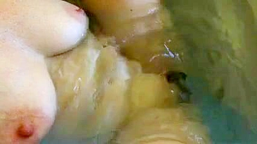 Mãe MILF Gozando Sozinha na Webcam - Amadora Peituda com Gozada Farta!