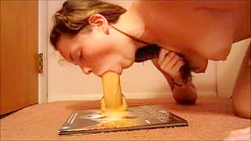 Universitária morena amadora com consolo grosso e esguicho