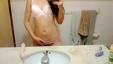 Novinha asiática amadora com consolo em selfie caseiro