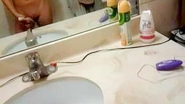 Novinha asiática amadora com consolo em selfie caseiro