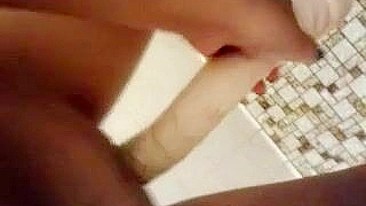 Novinha asiática amadora com consolo em selfie caseiro