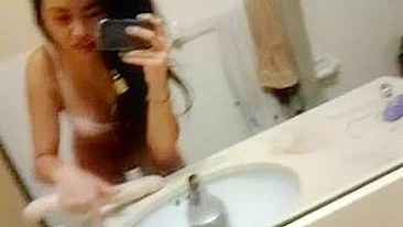 Novinha asiática amadora com consolo em selfie caseiro